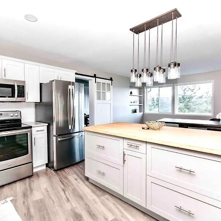 Stunning Home With Amazing Views Near The City Victoria Exterior photo