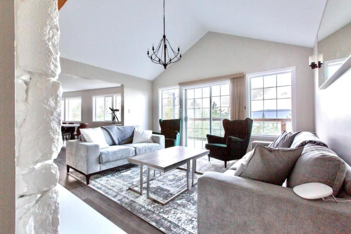 Stunning Home With Amazing Views Near The City Victoria Exterior photo