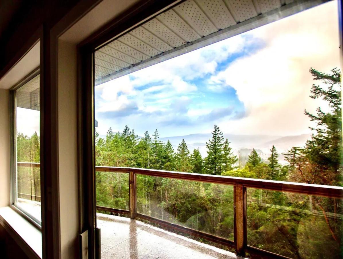 Stunning Home With Amazing Views Near The City Victoria Exterior photo