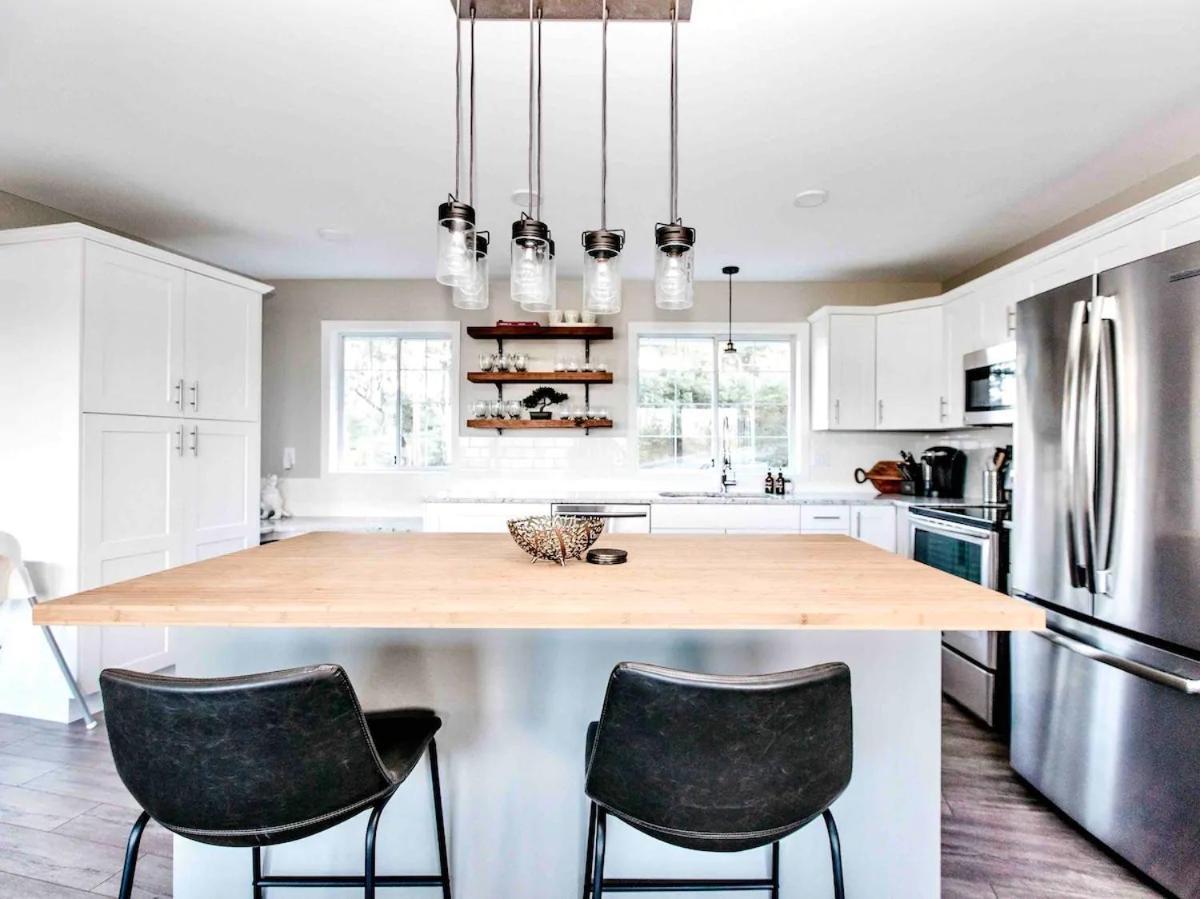 Stunning Home With Amazing Views Near The City Victoria Exterior photo